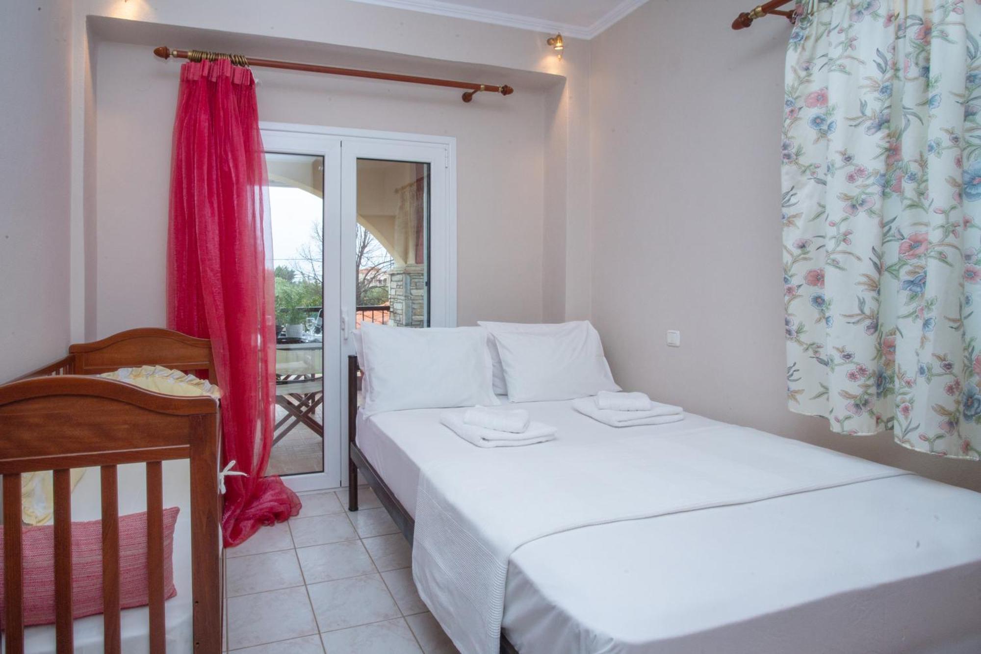 Private 6-Bdrm Villa With Garden 150M To Beach Paradíszosz Kültér fotó